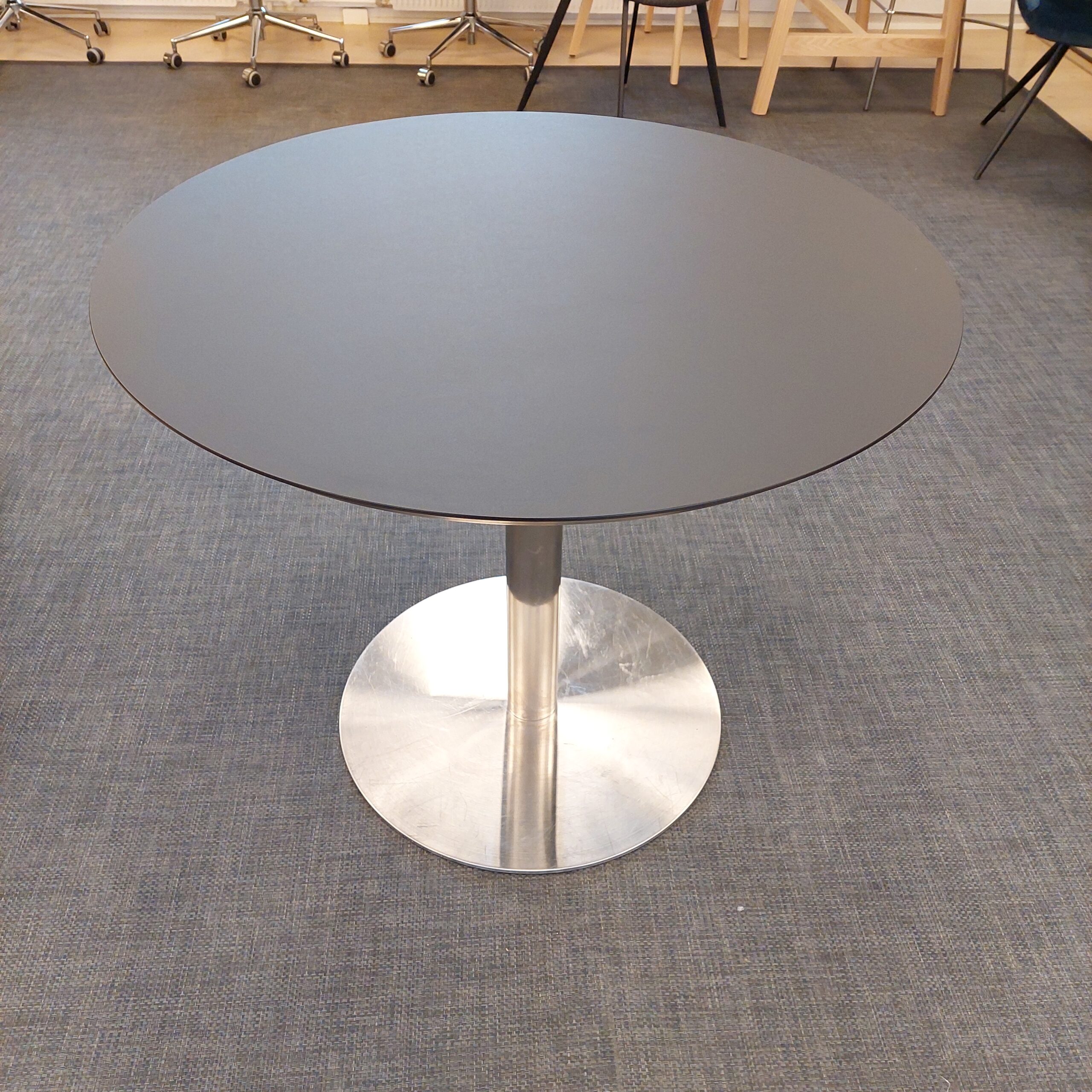 Mødebord - Ø90 cm - Ny Sort linoleum plade - Brugt Børstet stål ben