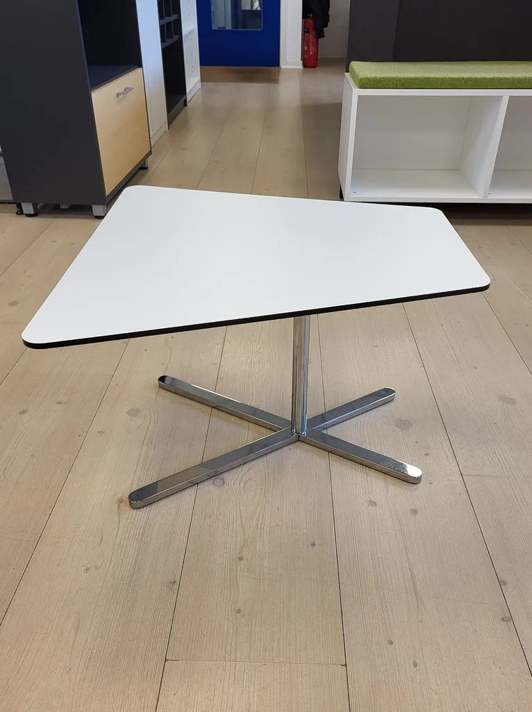 Tangram Lounge bord - Hvid laminat plade/Krom stel - UDSALG